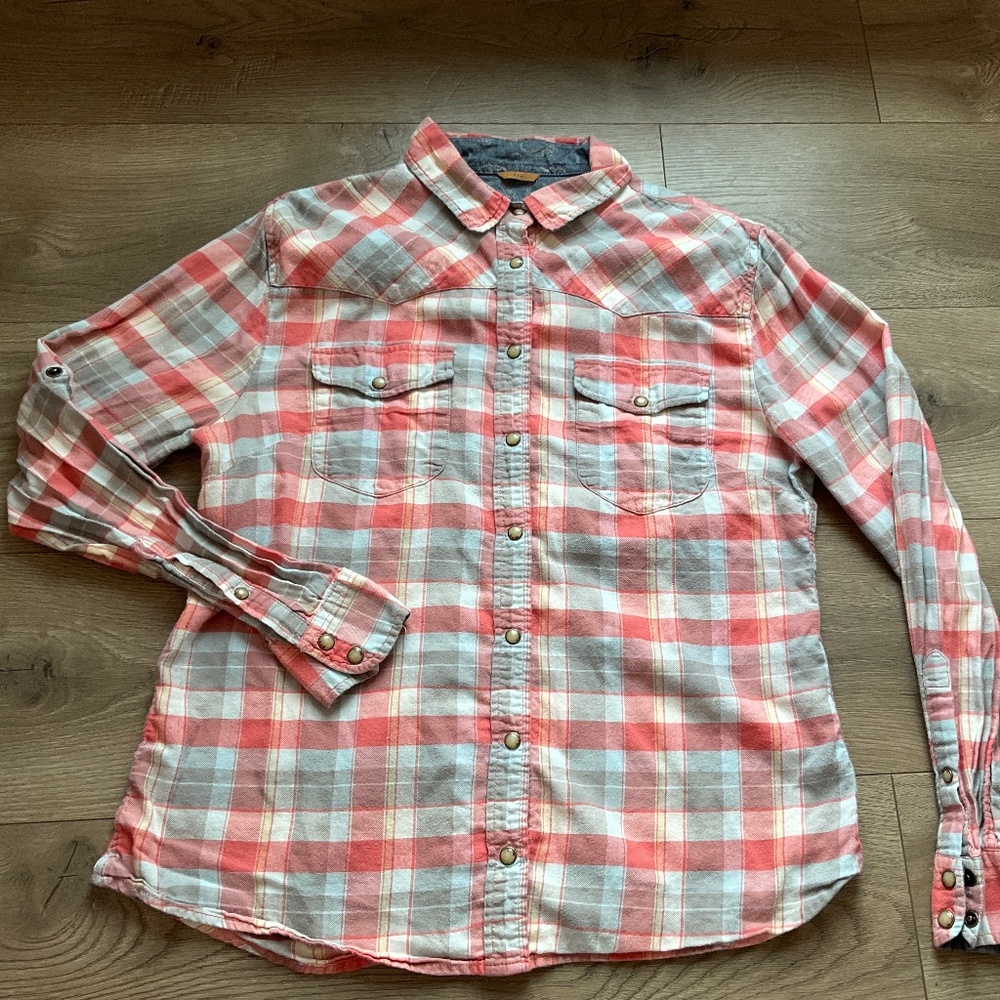 Women’s plaid button up shirt